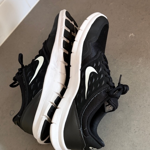 Nike Black and White Running Shoes - Picture 4 of 7